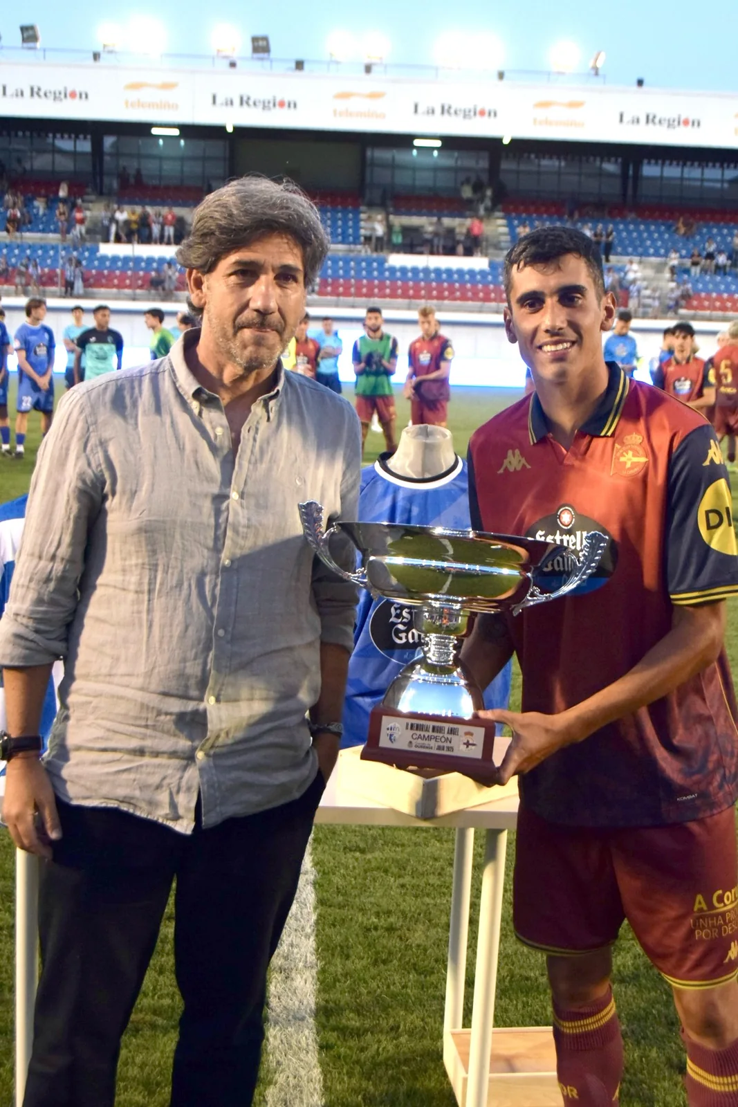 II Memorial Miguel Ángel 2025. Miguel González entrega el trofeo al capitán deportivista Diego Villares